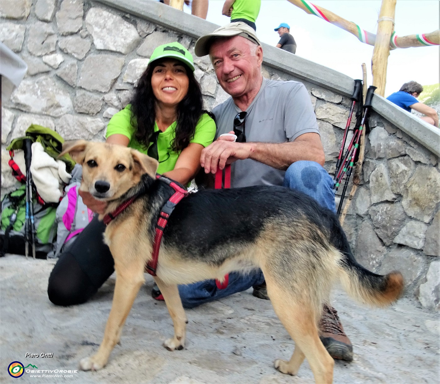 22 L'amico Vito che posa con Sabrina e la sua quattro zampe cucciola Gioia.JPG -                                